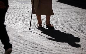 PSD fala em “dezenas de milhar de idosos” sem acesso à vacina em lares ilegais