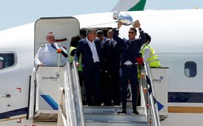 Santos e Ronaldo são os primeiros a sair do avião
