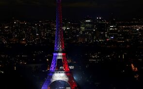 Torre Eiffel iluminada com as cores da bandeira francesa