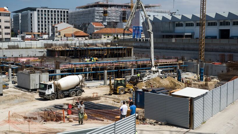 O edifício onde funcionou a loja da Moviflor no Porto foi demolido para dar lugar à primeira Kinda Home em Portugal.