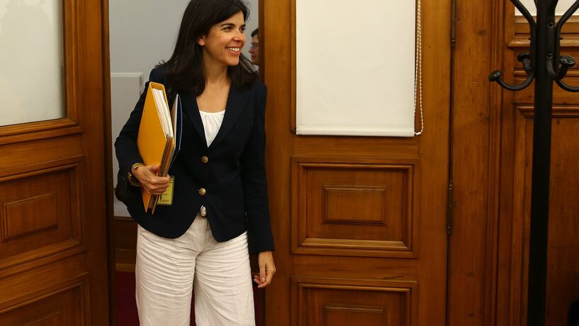 Governo volta atrás na retirada de poderes à AdC