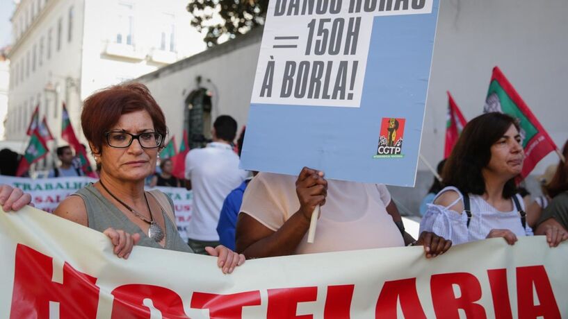 Trabalhadores reclamam aumento dos salários à porta da Cimeira do Turismo 