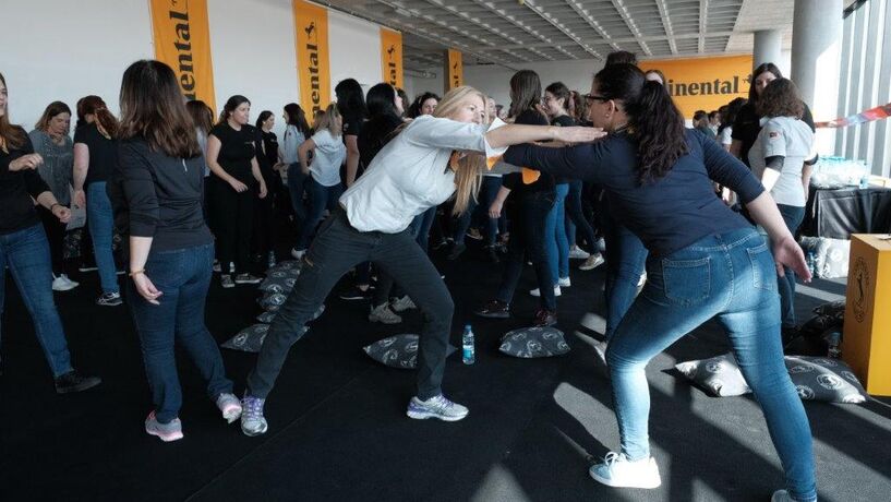 Mulheres aprendem a defender-se na Continental Mabor 