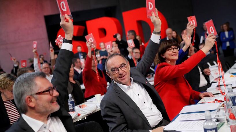 SPD dá nova chance a Merkel e troca exigências por "melhorias"