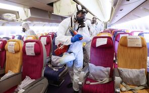 Várias companhias aéreas suspendem voos para a China. EUA podem obrigar a cancelamentos