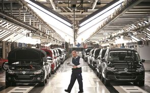 Autoeuropa celebra 25 anos com travo agridoce. Fábrica reabre segunda-feira