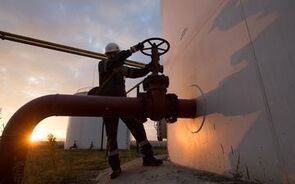 Petróleo volátil entre ganhos e perdas