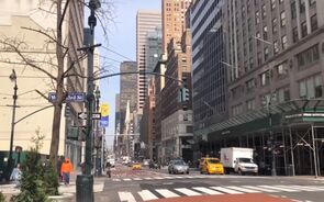 Escolas de Nova Iorque reabrem e alunos serão testados semanalmente contra a covid-19