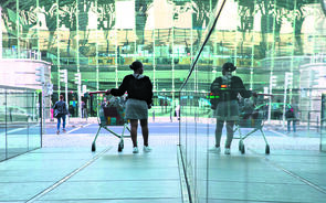 Confiança dos consumidores recupera em maio de queda recorde