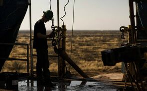 Petróleo sustentado pela fraqueza do dólar