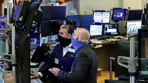 Bolsas e petróleo caem com sinais de agravamento da pandemia