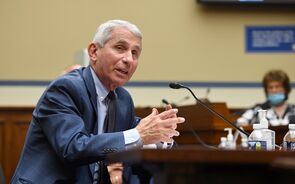 Europeus e norte-americanos questionam aprovação da vacina no Reino Unido