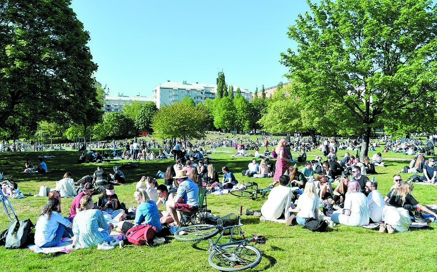 As imagens dos suecos a conviver nos jardins e esplanadas causaram espanto, e alguma inveja, numa Europa que vivia então confinada.