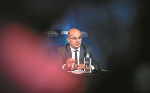 Mais um retificativo? Receita cai seis vezes mais do que o previsto