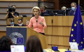 Von der Leyen lembra a Hungria e Polónia que milhões de europeus estão à espera