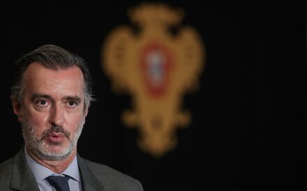 Partidos exigem ao Governo plano para desconfinar