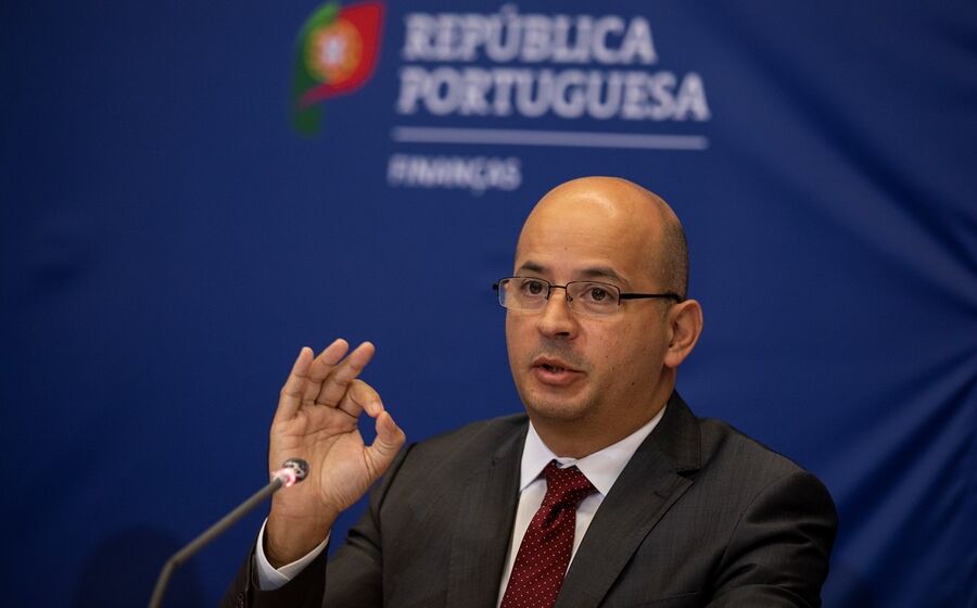 O Ministério das Finanças, liderado por João Leão, anunciou que irá lançar um concurso público “para a operacionalização da utilização do desconto decorrente do IVAucher”.