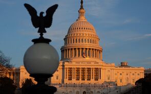 Senado dos EUA abre caminho para plano de ajuda económica bilionário