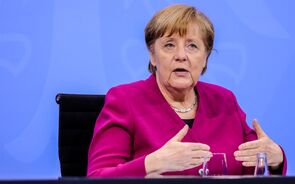 Merkel cede às críticas e deixa cair confinamento na Páscoa