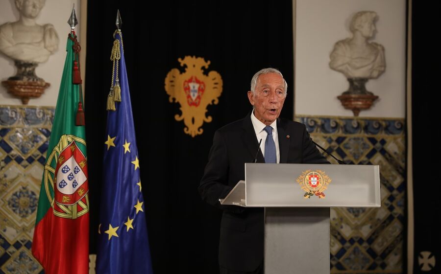 O Presidente da República justificou a data das eleições com a preocupação de não fazer coincidir a campanha eleitoral com o Natal e o Ano Novo.