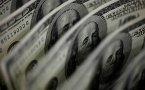 Dólar negoceia 'flat' a digerir uma possível postura mais acomodatícia da Fed. Libra recupera