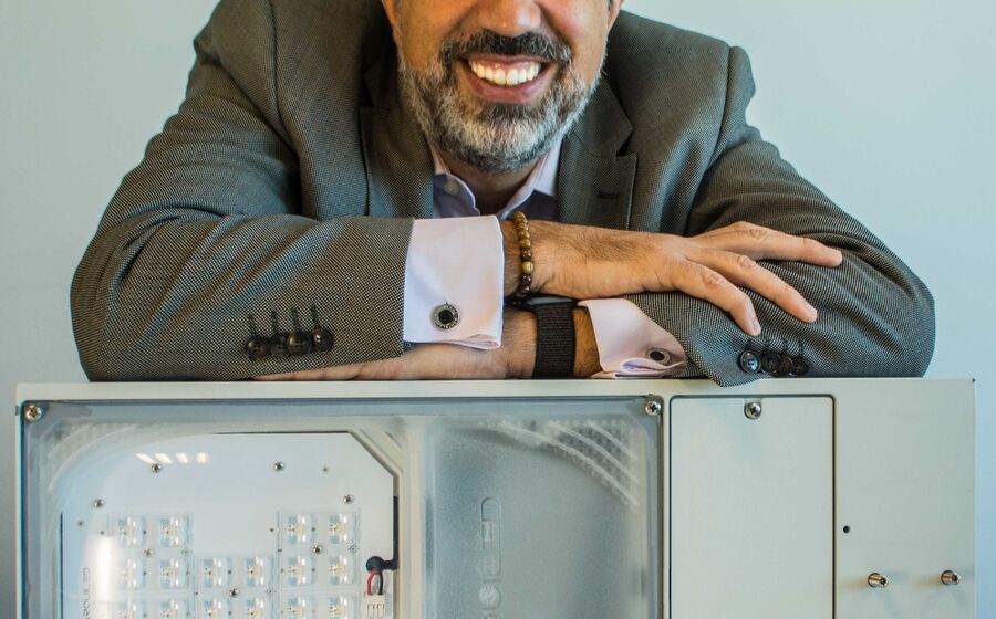 O CEO da Arquiled com um dos candeeiros inteligentes construídos na fábrica de Mora, no Alentejo.